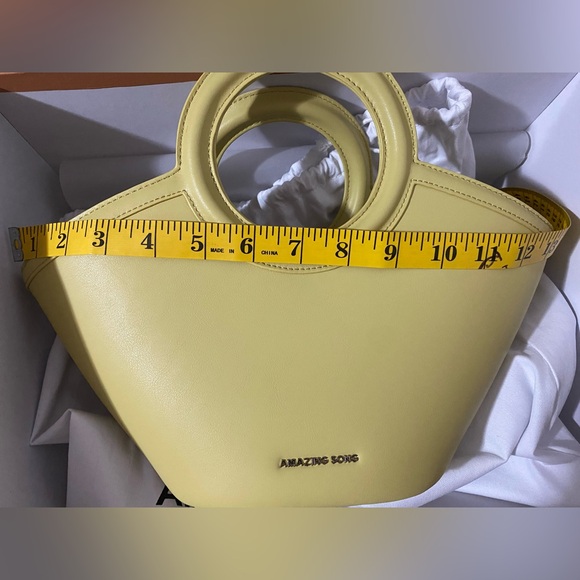 NIB Amazing Song butter yellow basket purse with crossbody strap - Picture 5 of 8